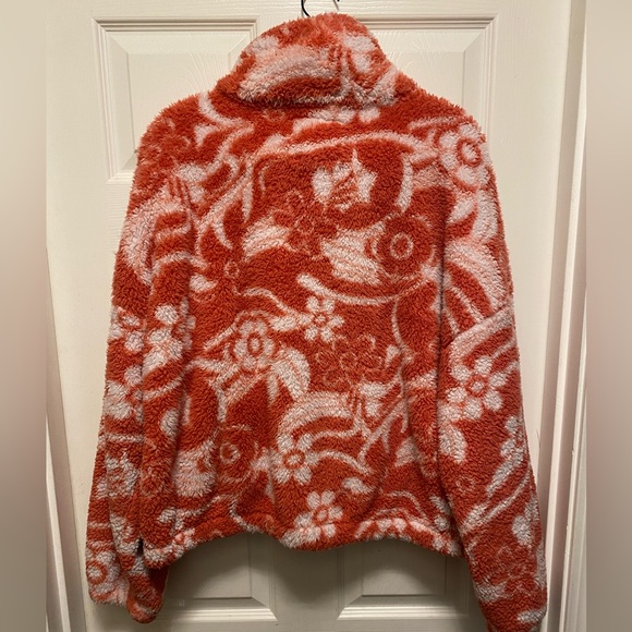 American Eagle sherpa zip up sweater. Size Medium.  
Fits M/L - Picture 9 of 10